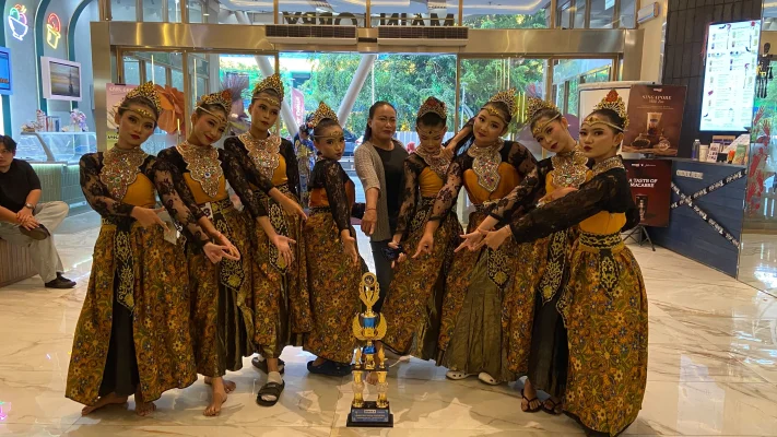 Juara 2 Lomba Tari Tradisional Siswi SMK Prima Unggul